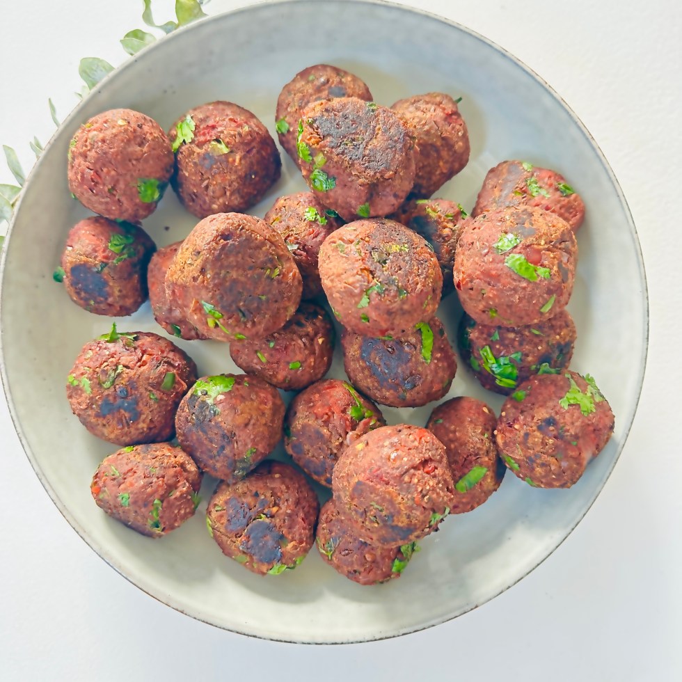 A plant-based version of Kofta that’s just as rich and delicious. It stars lentils, walnuts, bulgur and mushrooms. These hearty and juicy are packed with protein, fragrant with warming spices, and come together effortlessly